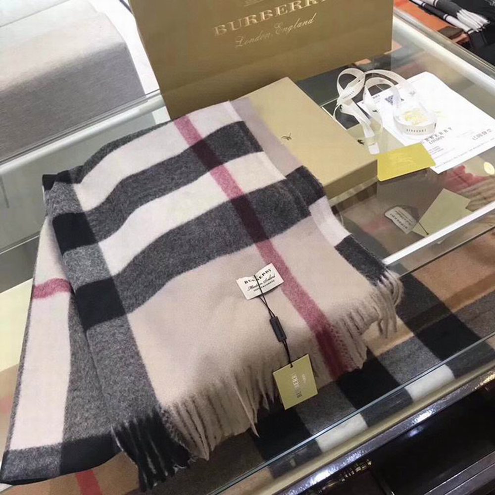 Bv*b*rry Scarf